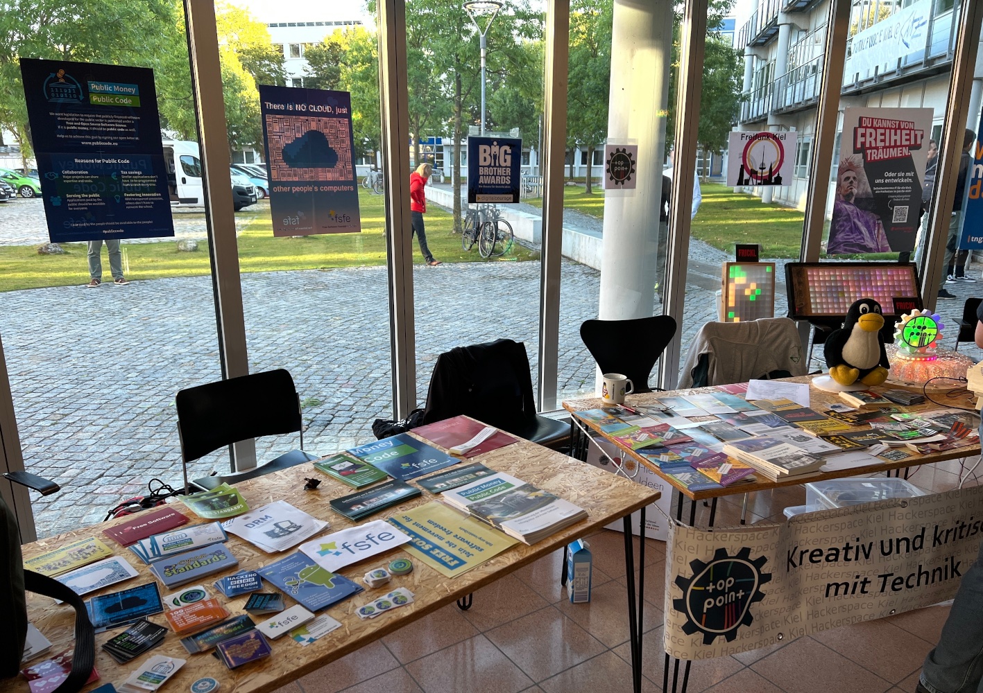 Tux wacht während des Grillens über die Stände