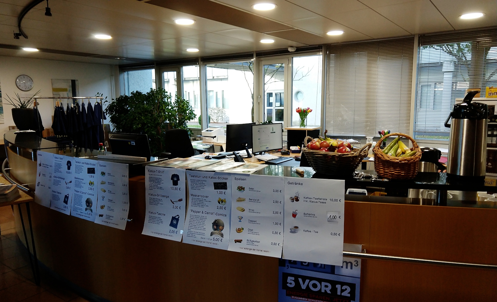 Am Empfang des KITZ mit Information, Merchandise-Verkauf und Verkauf von Essen und Getränken