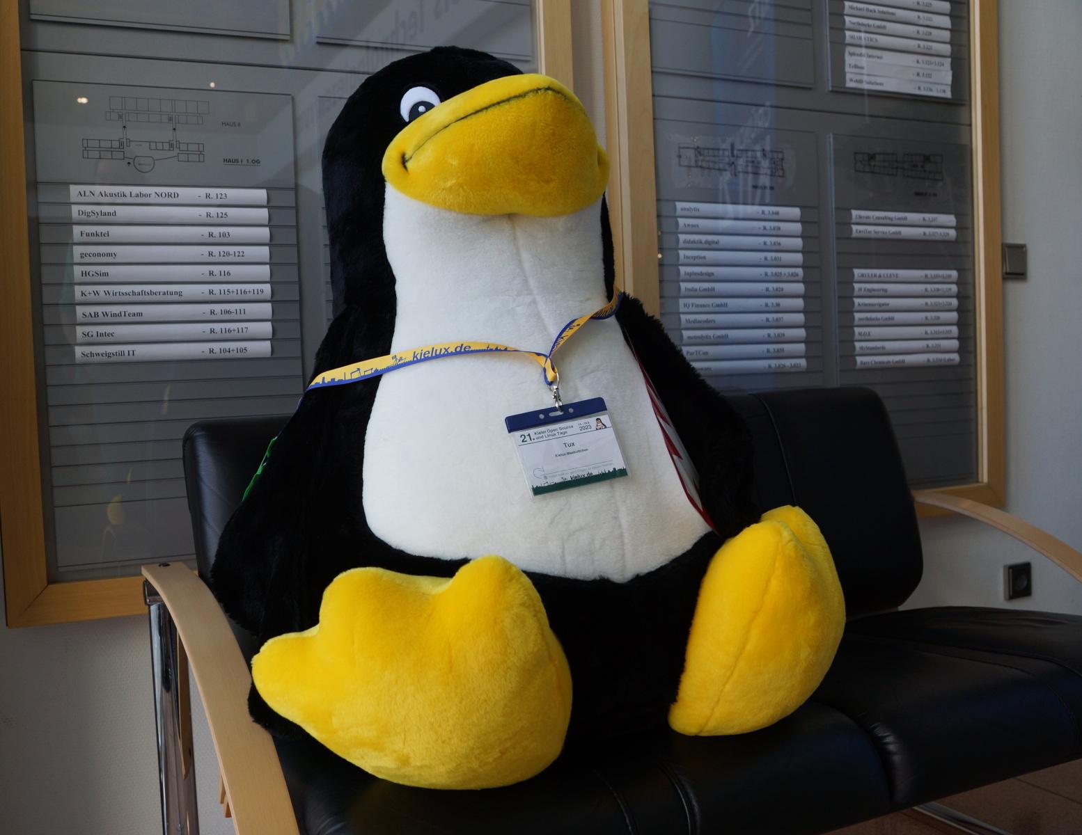 Tux passt am Eingang auf und begrüßt die Linux-Fans Tux passt am Eingang auf und begrüßt die Linux-Fans