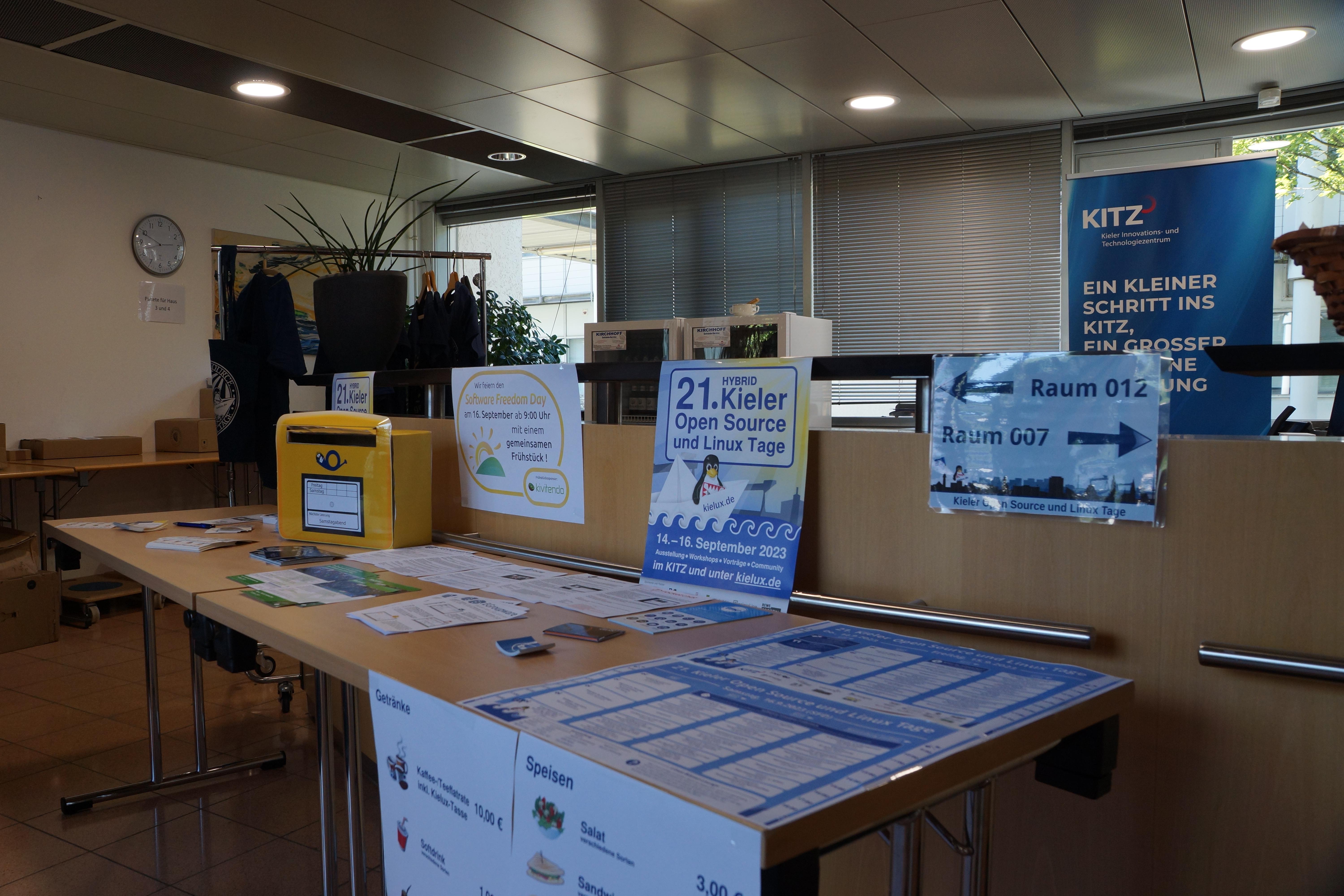 Am Flyertisch konnte man Infomaterialien mitnehmen oder auslegen Am Flyertisch konnte man Infomaterialien mitnehmen oder auslegen