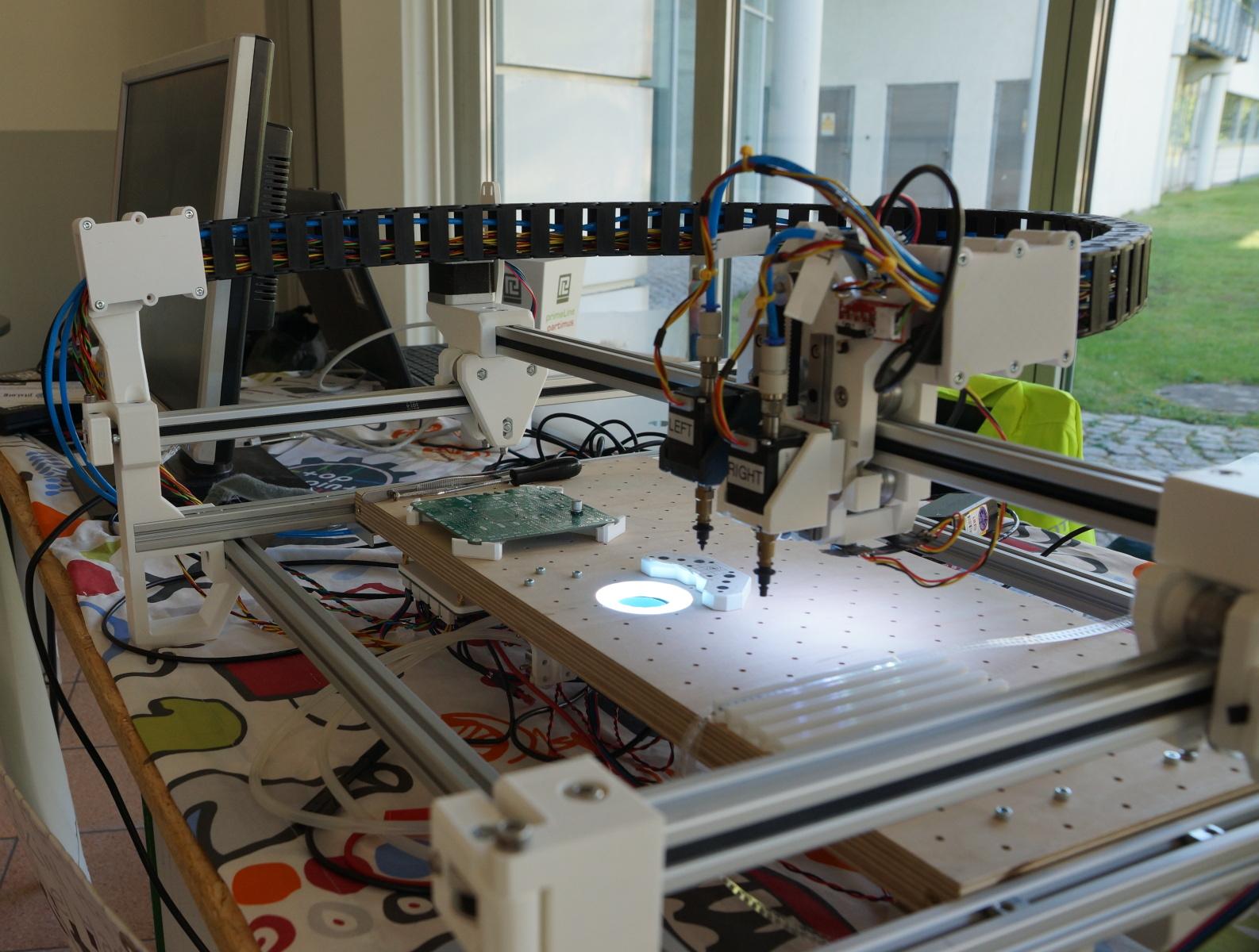 Der Platinenbestücker der Toppoint in Aktion Der Platinenbestücker der Toppoint in Aktion