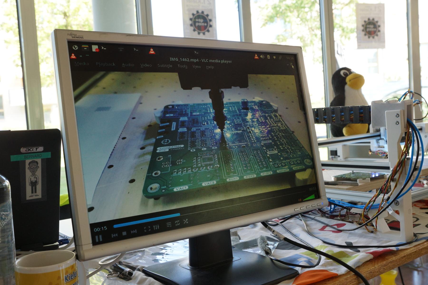 Der Platinenbestücker der Toppoint in Aktion (Live-Vergrößerung) Der Platinenbestücker der Toppoint in Aktion (Live-Vergrößerung)