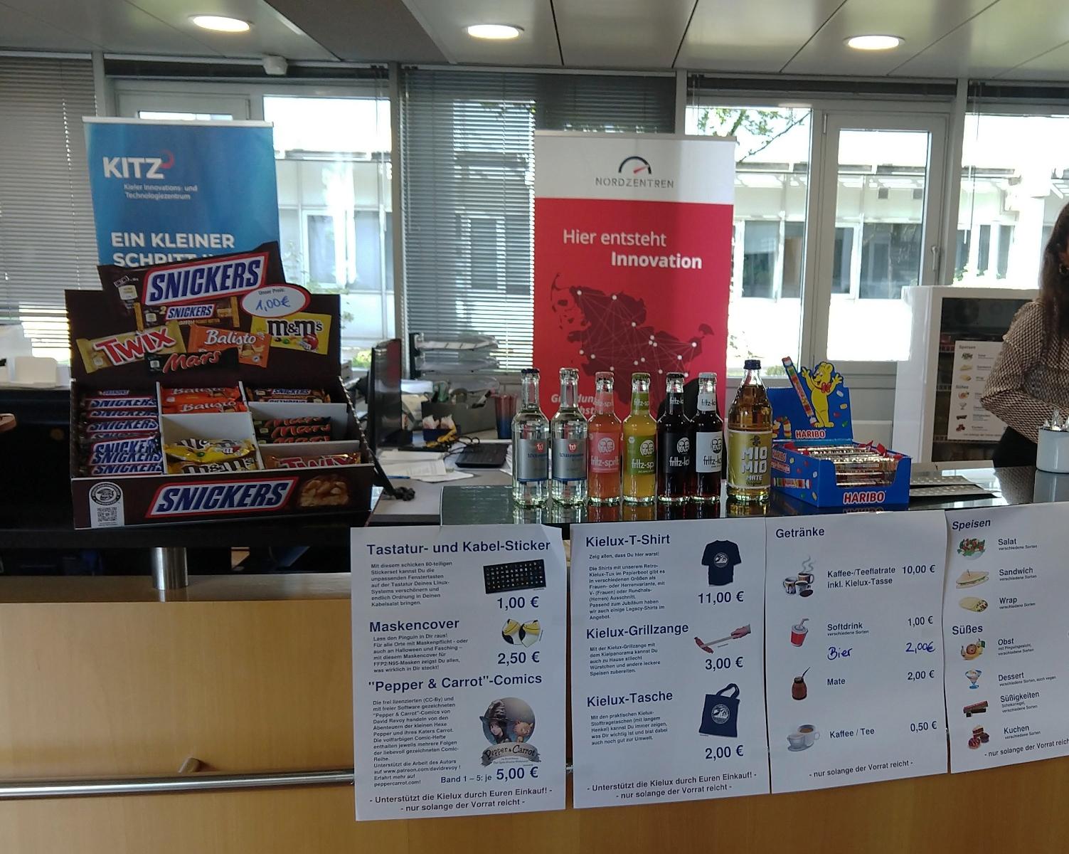 Getränke, Snacks, Merch und Nützliches gab es am Empfang zu kaufen Getränke, Snacks, Merch und Nützliches gab es am Empfang zu kaufen