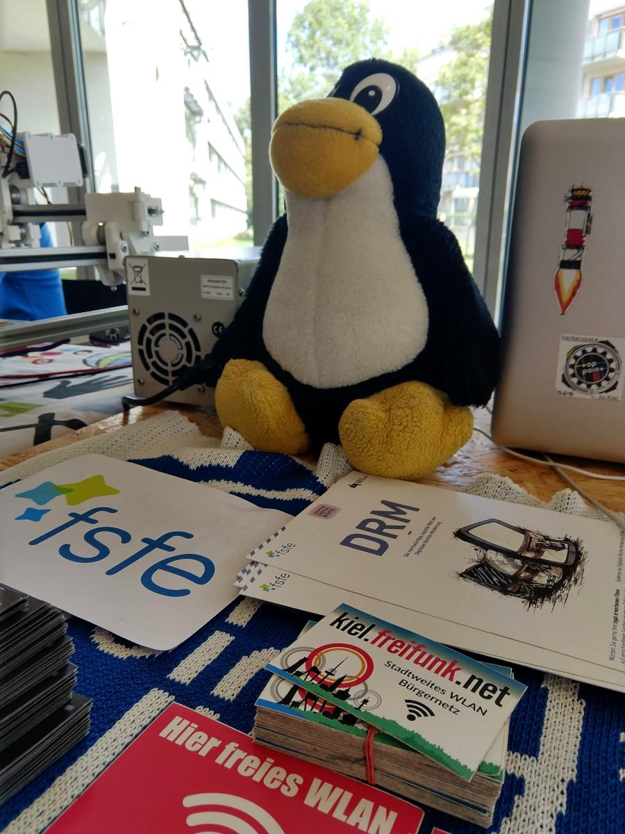 fsfe und freifunk haben auch den Tux im Gepäck fsfe und freifunk haben auch den Tux im Gepäck
